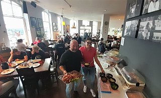 Frank Förster und Bianca Mogge im "Time out" am Frühstücksbüfett. - Simone Flörke