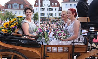 Königin Marion Versen (v. l.) mit ihren Hofdamen Stefanie Holdreich und Ariane Meise. - Burkhard Battran