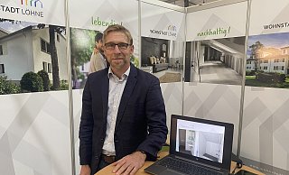 Stephan Spieker, Chef der Wohnstadt Löhne, auf dem Stand seines Unternehmens auf der Gewerbeschau. - Dirk Windmöller