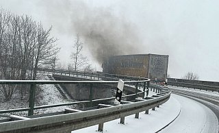 Dichten Qualm hinter sich herziehend verlässt der Lkw die Autobahn. - Ralph Meyer