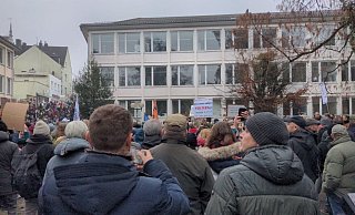 Auf dem Platz konnte wegen der vielen Teilnehmer der Mindestabstand nicht eingehalten werden. Trotzdem hatten nur wenige eine Maske auf. - Julia Lichtnecker