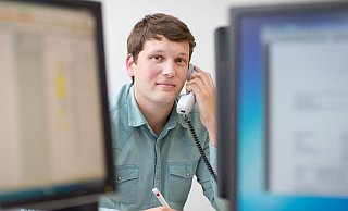 Der Auszubildende Lennard Kauke sitzt in seinem Büro und telefoniert. Er macht nun eine Ausbildung als Industriekaufmann. - Verwendung weltweit