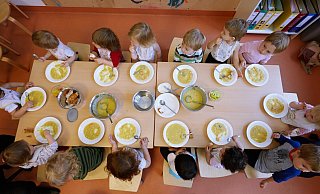 Kartoffelsuppe mit oder ohne Würstchen? In Minden kommt in den meisten Kitas noch Fleisch auf den Teller. - Georg Wendt/dpa
