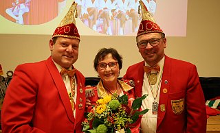 Der neue Eintracht-Chef Bernd Austerschmidt (l.) und sein Vize Lars Rodewald verabschieden Christiane Grothoff-Kowalewski als Sprecherin des Frauen-Elferrats. - Regina Brucksch