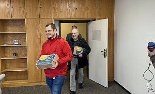Benedikt Rasche und Burkhard Beinlich sowie Ulrich Kros bringen die Unterschriftenlisten im Kreishaus vorbei. - Ralf T. Mischer Benedikt Rasche und Burkhard Beinlich sowie Ulrich Kros bringen die Unterschriftenlisten im Kreishaus vorbei. - Ralf T. Mischer