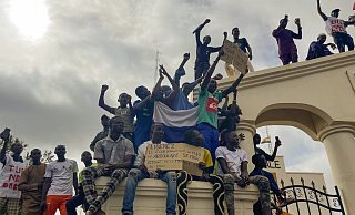 3. August: Anhänger von Nigers regierender Junta versammeln sich zu Beginn einer Demonstration, um für die Freiheit des Landes und gegen ausländische Einmischung zu protestieren. - Sam Mednick