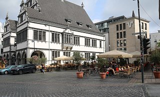 Die Stadt Paderborn will die Abdichtung des Kellergewölbes unter dem Rathausplatz erneuern lassen. - Maria Kalemi