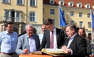 Offen ist Bürgermeister Tim Kähler für Gespräche mit CDU-Politikern, hier mit Hendrik Wüst, der sich 2022 unter den Augen von Joachim Ebmeyer, Werner Seeger, Philip Kleineberg und Christiane Thiel ins Goldene Buch der Stadt eintrug. - Frank-Michael Kiel-Steinkamp
