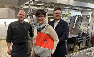 Wie die neue Kochbox, die Claudia Sturm umgehängt hat, ankommt, darauf sind der Koch und Jan-Niclas Sturm (r.) gespannt. - Dirk Windmöller