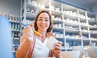Natalie Saarmann in ihrem Porzellansalon an der Gadderbaumer Straße. Aus den weißen Rohlingen werden später Unikate. - Sarah Jonek / Jonek Fotografie