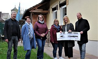 Freude über eine große Baumaßnahme in Natzungen: Pfarrer Bernd Götze, Eltenbeirat und Kirchenvorständin Ina Aufenanger, Kita-Leiterin Simone Kremper, Petra Spilker-Husemann vom Gemeindeverband sowie die Architekten Magdalena Köhler und Alexander Otto (von links vor der Kita). - Christian Schlichter