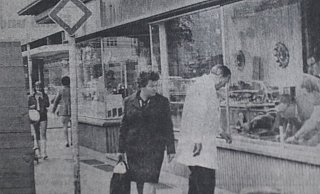 Am Tag nach dem Überfall sind Experten der Polizei noch damit beschäftigt, in der Auslage des Juweliergeschäfts Möllering an der Bahnhofstraße Spuren zu sichern. - Björn Kenter