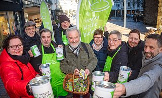 Sie sammeln Spenden für die Vesperkirche 2024: v.l. Christina Osei (Grüne), Pastor Ulrich Wolf-Barnett, Vincenzo Copertino (CDU), Klaus Rees (Grüne), Sozialpfarrer Matthias Blomeier, Karin Lammers-Nehrkorn, Michael Weber (CDU), Romy Mamerow (Grüne) und Superintendent Christian Bald. - Mike-Dennis Mller Sie sammeln Spenden für die Vesperkirche 2024: v.l. Christina Osei (Grüne), Pastor Ulrich Wolf-Barnett, Vincenzo Copertino (CDU), Klaus Rees (Grüne), Sozialpfarrer Matthias Blomeier, Karin Lammers-Nehrkorn, Michael Weber (CDU), Romy Mamerow (Grüne) und Superintendent Christian Bald. - Mike-Dennis Mller