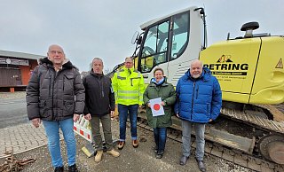 Freuen sich auf den Bau der Mobilstation (von links) Michael Doemke, Architekt Jens Christian Schneider, Malte Wilhelmy (Bauunternehmen Petring), Peggy Freudenreich und Rüdiger Meier. - Florian Weyand