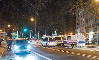 Mehrere Einsatzwagen der Polizei stehen auf den Kölner Ringen in der Nähe des Tatorts. - Vincent Kempf