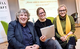 Drei auf der Lesebühne: Hellmuth Opitz, Antje Doßmann und Mechtild Borrmann (v.l.) hatten einiges zu sagen und zu schreiben während des Shutdowns in der Coronakrise. Mit neuer Texten beeindruckten und amüsierten die Bielefelder Autoren ihr Publikum. - Barbara Franke