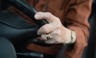 Weil eine 90-jährige Opelfahrerin eine Radlerin angefahren hat, muss sie sich vor Gericht verantworten. - Felix Kästle