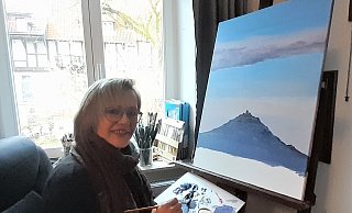 Lena Volmert malt im Sitzen – und freut sich unbändig, wenn die Wolken so fluffig-leicht gelungen sind. - Simone Flörke