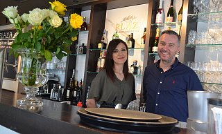 Freuen sich über den gelungenen Start nach dem Lockdown: Ina Sulce ("die rechte Hand" im Plaza) und Nelton Mebelli (Inhaber und Leiter) sind noch relativ neu in der Gastro-Landschaft Paderborns. - Peter Heidbrink