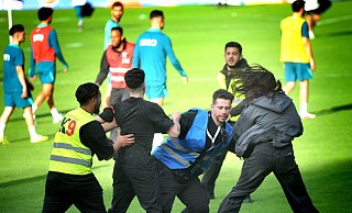 13 Flitzer waren beim öffentlichen Training der Portugiesen im Heidewaldstadion Gütersloh auf den Rasen gelangt. - Andreas Fruecht