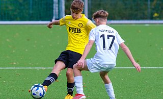 Wellensieks Rechtsverteidiger Fabio Böhl (l.) hat gegen GW Nottuln gerade in den Zweikämpfen seine Bissigkeit unter Beweis gestellt und zudem das VfR-Spiel nach vorne angekurbelt. - Andreas Zobe