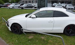 Erst an einem Autohaus in Bad Oeynhausen endete die rasante Fahrt des Löhners. - Polizei
