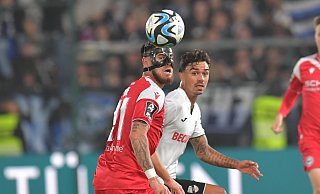 Arminia Bielefelds Gerrit Gohlke (hier vor Verls Oliver Batista Meier) droht wegen muskulärer Probleme gegen Waldhof Mannheim auszufallen. - sport/presse/foto Jens Dünhölt
