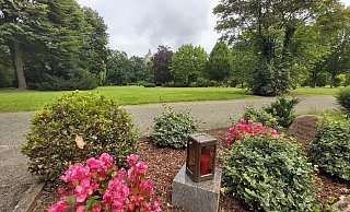 Auf dem Feldmarkfriedhof ist das Auto einer 64-Jährigen aufgebrochen worden. - Florian Weyand