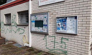 Unbekannte haben das Clubhaus in Bad Lippspringe beschmiert. - TC Rot-Weiß Bad Lippringe