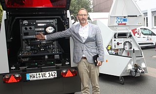 Matthias Kämpfer vom Kreis mit einem der teilmobilen Blitzer, die 2023 getestet wurden. - Kreis Höxter