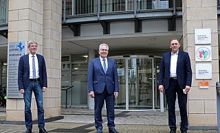 Kreis-Gesundheitsdezernent Norbert Burmann, Landrat Jürgen Müller und der Vorstandssprecher des Klinikums, Peter Hutmacher, schildern ihr Krisen-Managment rund um Corona. - Frank-Michael Kiel-Steinkamp