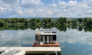 Das Musterhaus war bereits im Vorjahr zu Wasser gelassen worden. Jetzt bekommt es Nachbarn. - Floating House