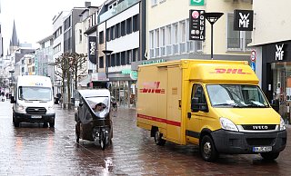 Speziell morgens wird es in der Fußgängerzone in Paderborn oft reichlich eng. - Holger Kosbab