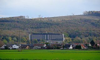 Die Mühlenkreiskliniken wollen das am Wiehengebirge gelegene Krankenhaus Lübbecke mit dem Krankenhaus in Rahden in einem Neubau verschmelzen. - Heike von Schulz