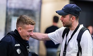 Felix Lobrecht (l), Comedian, steht als Team-Manager des Teams Beton Berlin mit Christoph Kramer von Borussia Mönchengladbach, Team-Manager von Golden XI, am Spielfeldrand in der Motorworld. Die neue Kleinfeld-Liga von Mats Hummels und Lukas Podolski, die Baller League, startet in die erste Saison. - picture alliance/dpa | Rolf Vennenbernd Felix Lobrecht (l), Comedian, steht als Team-Manager des Teams Beton Berlin mit Christoph Kramer von Borussia Mönchengladbach, Team-Manager von Golden XI, am Spielfeldrand in der Motorworld. Die neue Kleinfeld-Liga von Mats Hummels und Lukas Podolski, die Baller League, startet in die erste Saison. - picture alliance/dpa | Rolf Vennenbernd