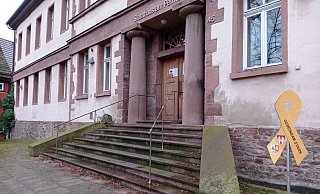 Im Höxteraner Stadthaus am Petritor finden die meisten Ausschusssitzungen statt. Der Vorsitzende des Bauausschusses steht nun massiv in der Kritik. - Michaela Bast