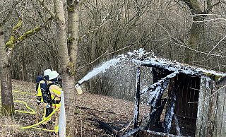 Die Feuerwehr muss eine brennende Gartenhütte in der „Steinbreite“ in Fürstenau löschen. - Feuerwehr Höxter