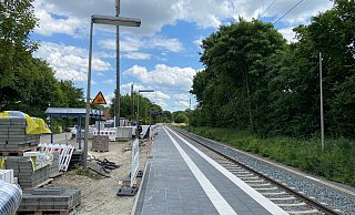Die Bauarbeiten am Sandebecker Bahnhof laufen auf Hochtouren. Die Züge fahren inzwischen wieder. - Ariane Mönikes