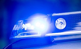 Auf der A2 in Bielefeld ist es in Fahrtrichtung Hannover am Mittag zu einem Unfall gekommen. Ein VW Golf mit Anhänger überschlug sich und landete auf dem Dach. - Symbolfoto dpa