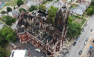 Die Drohnen-Aufnahme zeigt die vom Brand zerstörte Kirche. - picture alliance / newscom