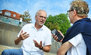 Joachim Fischer im letzten Kesselbrinkgespräch mit NW-Redakteur Stefan Brams inmitten der Skater-Anlage. - BARBARA FRANKE