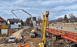 Im Februar wurde die Fahrbahn auf der Westseite der neuen Flutmuldenbrücke betoniert. - Straßen NRW