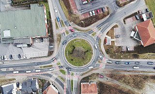 Ähnlich wie die eigene Abbiegespur von der Dünner Straße (links) zur Borriesstraße (unten), soll auch ein Bypass in größerer Form von der Lübbecker Straße (rechts) zur Lübbecker Straße (oben) den Kreisverkehr entlasten. Foto: Gerald Dunkel - Gerald Dunkel