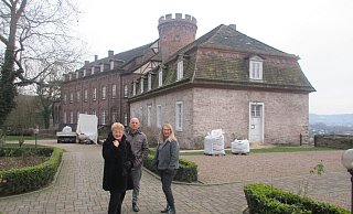 Die heutigen Besitzer der Burg Herstelle Martin Hörning und Petra Sporbeck-Hörning mit einer Besucherin. - Hermann Multhaupt