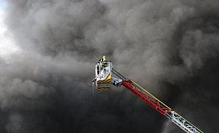 Das Großfeuer konnte nur von außen und aus der Luft bekämpft werden. Die Rauchschwaden waren kilometerweit sichtbar. - Claus Frickemeier