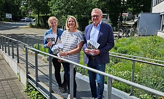 Tina Obermeier ( v. l.), Christine Schmidt und der allgemeine Vertreter des Bürgermeisters, Michael Höke, stellten gemeinsam das Programm für die bevorstehenden Ferienspiele im Sommer vor. - Alexandra Stratmeier