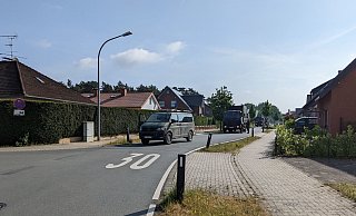 Nicht nur Anlieger befahren den Lippstädter Weg. Anwohner Wolf Marbach hat jüngst sogar eine Bundeswehrkolonne fotografiert, die sich vor einer Baustelle festgefahren hatte. Er hofft auf klärende Gespräche zwischen Anwohnern und Stadtverwaltung. - Wolf Marbach