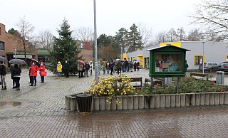 Auf dem Rathausplatz bildete sich eine lange Schlange. - Louisa Rabeneick