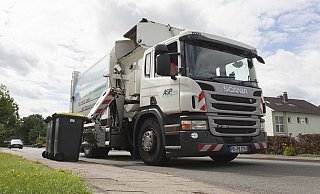 Ein ASP-Müllwagen lehrt die gelben Tonnen für Wertstoffe. - ASP/Andreas Biniasch Ein ASP-Müllwagen lehrt die gelben Tonnen für Wertstoffe. - ASP/Andreas Biniasch