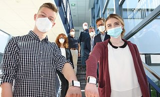 Schülersprecher Nico Grosse und Schülersprecherin Marie Klüe zeigen die Armbänder mit den Safetags, die sofort Signale geben, wenn der Abstand zu gering ist. - Uwe Müller
